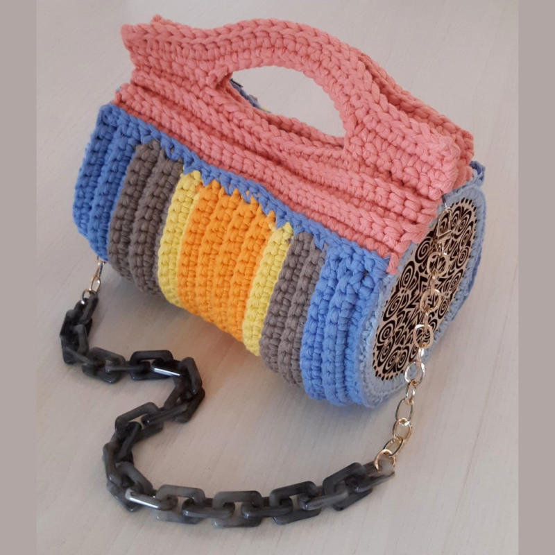 Bauletto Primavera con rosone in legno di Crazycrochet